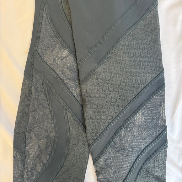 Lululemon Wunder Under Leggings with Lace Design Size 8 Excellent Condition - Picture 5 of 8